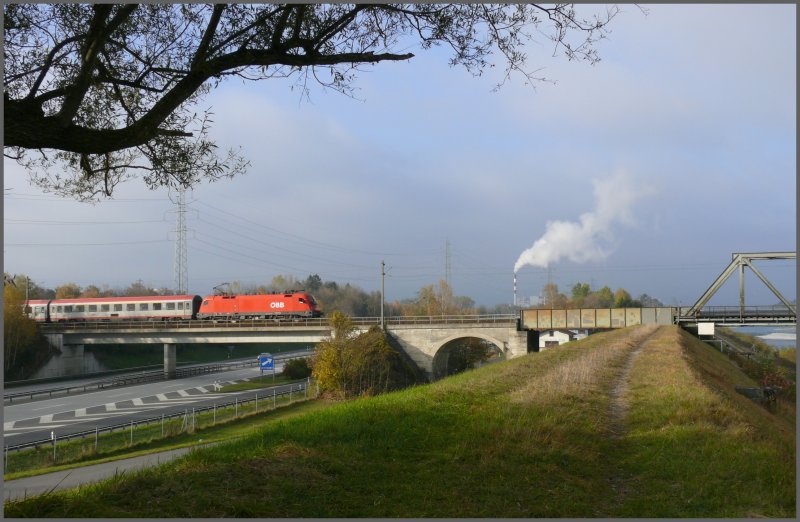 1116 174-2 fhrt mit EC 161 Maria Theresia auf die Rheinbrcke bei Buchs SG auf dem Weg nach Wien. Man beachte die verschiedenen Brckensegmente. (01.11.2007)