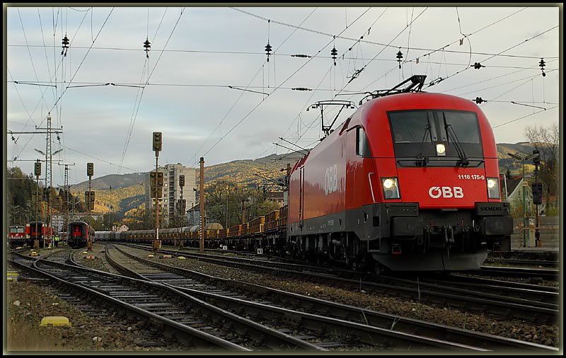 1116 175 am 29.10.2006 mit ihrem Gterzug bei der Durchfahrt in Mrzzuschlag.