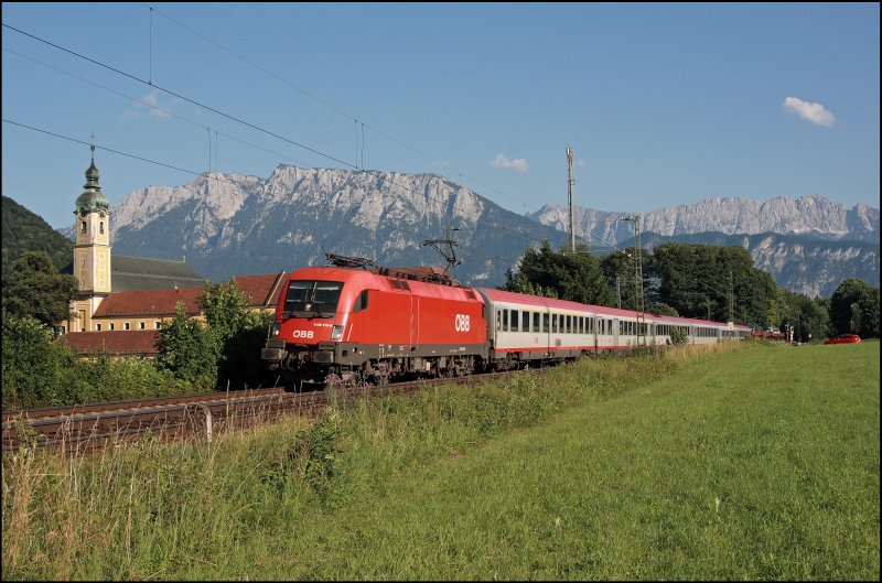 1116 175 ist mit dem OEC 663 von Feldkirch zurck nach Wien West unterwegs. Hier beim Kloster Raisach wird der Zug am Abend des 10.07.2008 vor dem Kaisergebirge auf den Chip gebannt.
