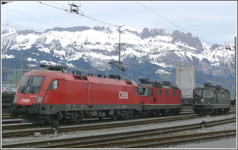 1116 179-1 und eine grne und rote Re 4/4 II vor den Kreuzbergen in Buchs SG. (09.04.2008)