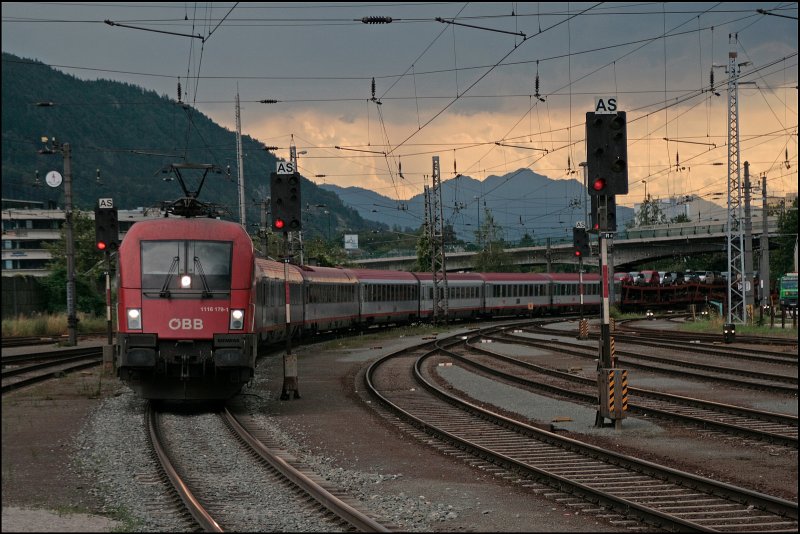1116 179 flchtet mit dem, damals namenlosen, OEC 663, Feldkirch - Wien Westbahnhof, vor dem Gewitter und passiert auf der Flucht den Bahnhof Kufstein. Seit dem Fahrplanwechsel nennt er sich OEC 663  ERLEBNIS DEMOKRATIE . (11.07.2008)
