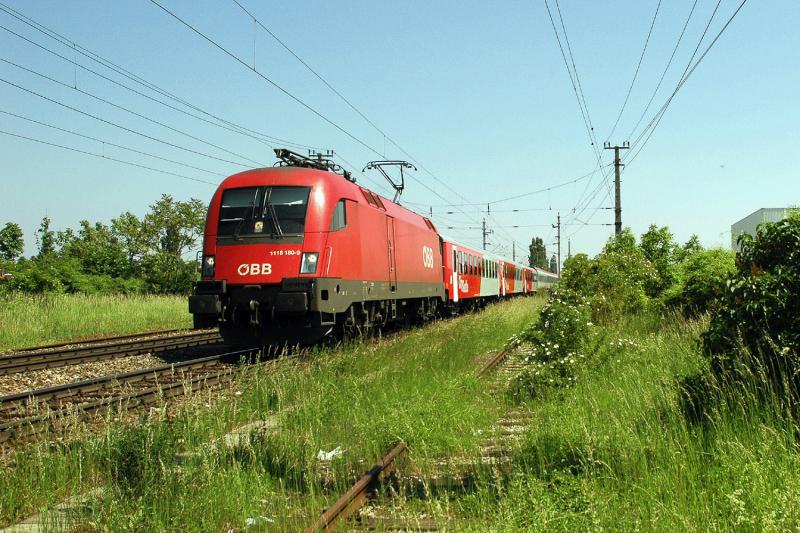 1116 180 bespannte am 28.5.2005 den IC 535 von Wien Richtung Krnten - hier bei der Durchfahrt in Wien Atzgersdorf-Mauer