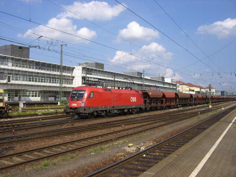 1116 180 mit einem Schotterzug bei der Durchfahrt durch Regensburg. (14.08.2007)