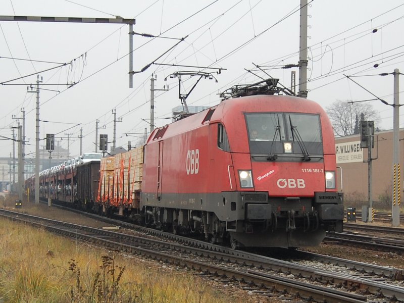 1116 181  Hanspeter  mit Gterzug
am 01.12.2007 bei der Durchfahrt in wels.