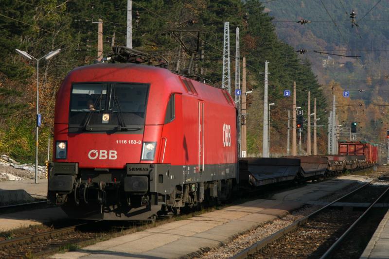 1116 183-3 zieht einen Gterzug auf der Semmeringbahn. Hier zu sehen bei der Durchfahrt im Bahnhof Payerbach-Reichenau. (1.11.2005)