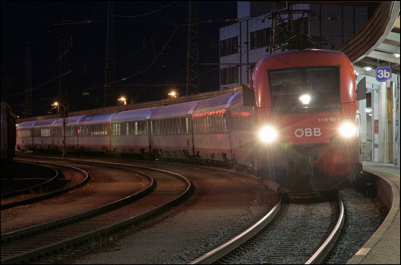 1116 183 wartet mit dem OEC 660  URLAUB AM BAUERNHOF  auf der Reise von Wien Westbahnhof nach Bregenz in Kufstein. Mit Acht Reisezugwagen gehrt der Zug zu den  modellbahngerechteren  Reisezgen im Inntal. (10.07.2008)