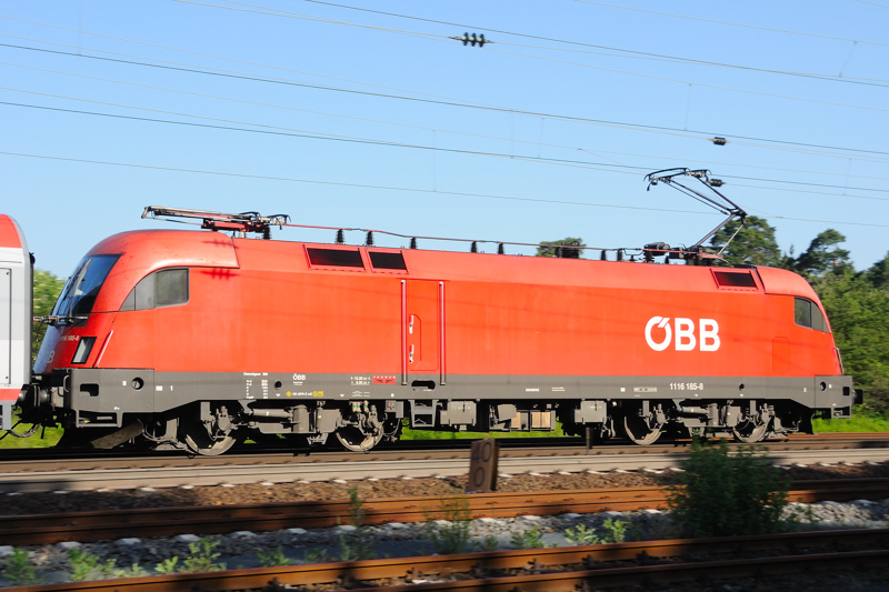 1116 185-8 im Schiebedienst an EC 113. (Mai 09, Bickenbach).