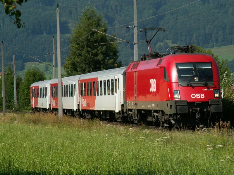1116 185 mit Cityshuttle Garnitur als R3940 nach Linz, hier vor Schlierbach, 15.7.2007