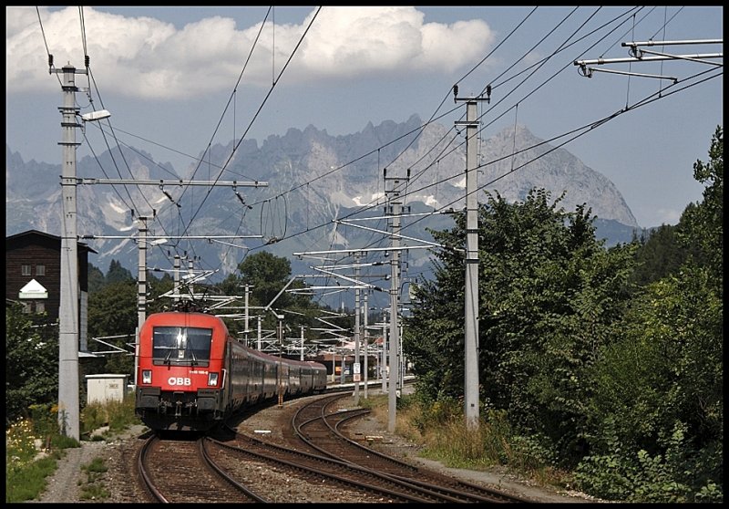 1116 185 verlsst mit dem OIC 542  SKICIRCUS SAALBACH HINTERGLEMM LEOGAN , Wien Westbahnhof - Salzburg Hbf - Innsbruck Hbf, den Wintersportort Kitzbhel. Auffllig ist das der Zug keinen Speisewagen mitfhrt. (02.08.2009)
