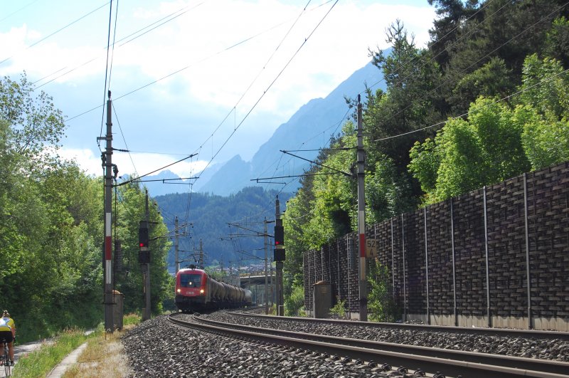 1116 186-6 zieht einen Kesselwagenzug durch Vomp nach Norden. 30.5.2009
