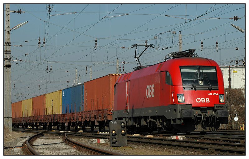 1116 188 bei der Durchfahrt des Grazer Hauptbahnhofes mit einem Containerzug Richtung Sden zum Cargo Center Graz.