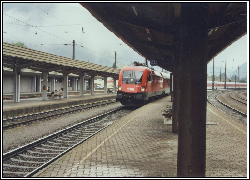 1116 188 rollt im Sommer 2005 mit dem NZ288  BRENNER-EXPRESS  von Firenze SMN (und Kurswagen aus Venezia S.L.) nach Mnchen. Aufgenommen bei der Einfahrt in den Bahnhof Kufstein.