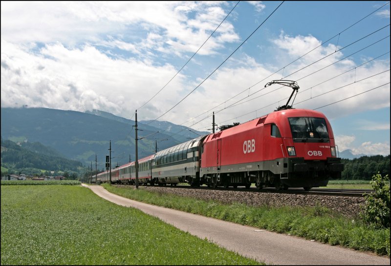1116 189 hat den  Starzug  OEC 163  TRANSALPIN , Basel SBB - Wien Westbahnhof, in Buchs(SG) �bernommen und bringt in bei Schwaz in die �sterreichische Landeshauptstadt. (08.07.2008)
