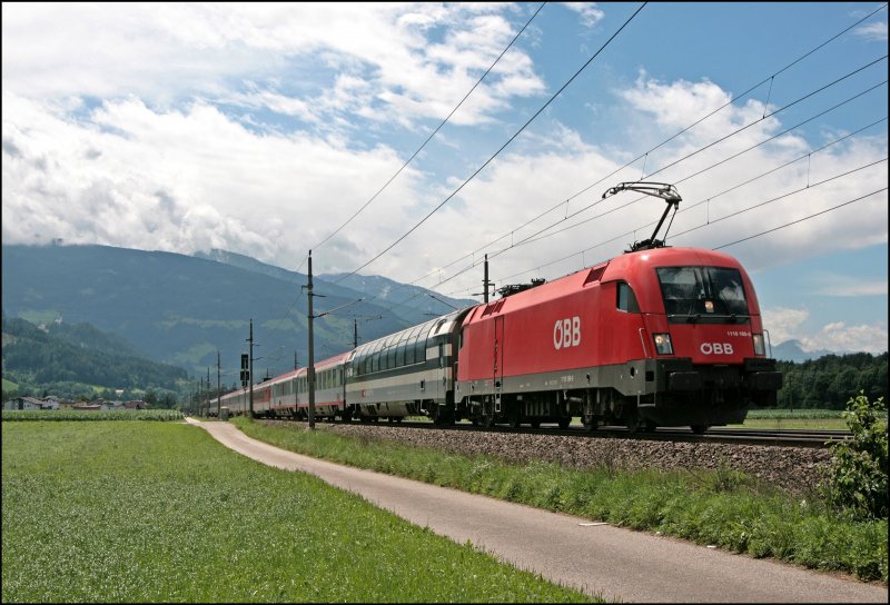 1116 189 hat den  Starzug  OEC 163  TRANSALPIN , Basel SBB - Wien Westbahnhof, in Buchs(SG) bernommen und bringt in bei Schwaz in die sterreichische Landeshauptstadt. (08.07.2008)
