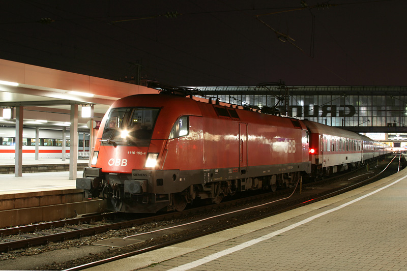 1116 192 wird in Krze CNL 485 zum Brenner bringen. Mnchen Hbf, 12.09.2009.