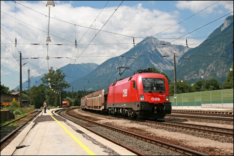 1116 194 erreicht mit einem leeren Autozug, aus der Schweiz, am Haken den Bahnhof Brixlegg. (05.07.2008)
