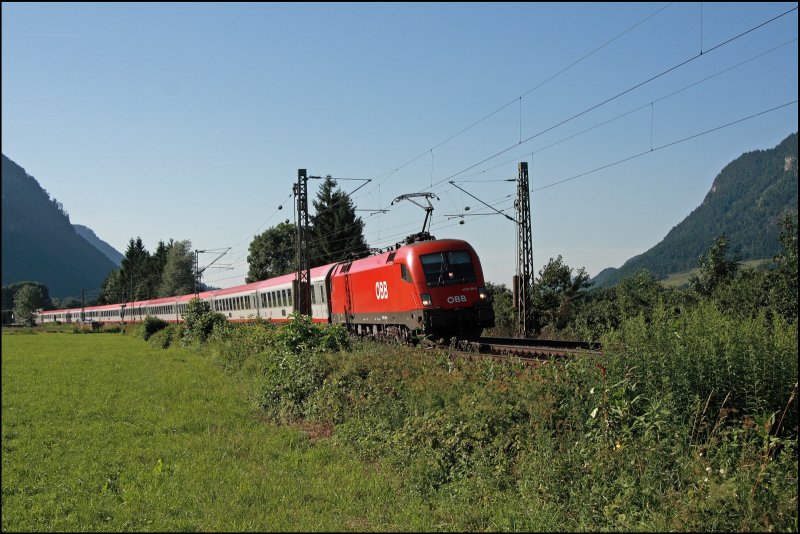 1116 194 legt sich mit dem OEC 566  STADT INNSBRUCK, von Wien West nach Bregenz, beim Kloster Raisach in die Kurve. (10.07.2008)