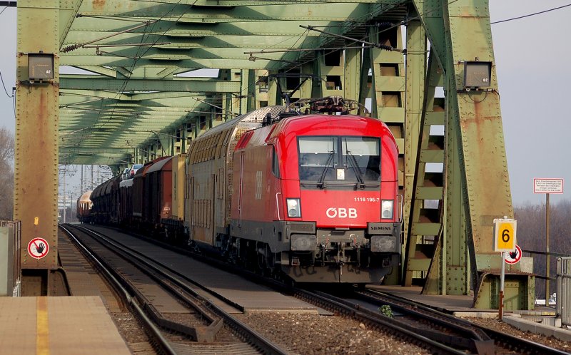 1116 195-7 mit einem G�terzug �berquert soeben am 14.11.2007 die Donau in Wien.