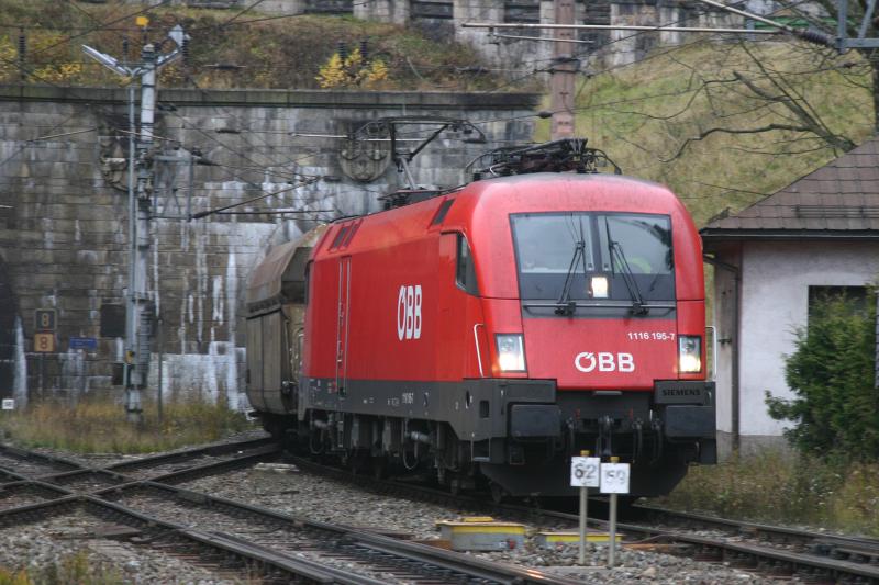 1116 195-7 mit einem Gterzug bei der Einfahrt im Bahnhof Semmering. (6.11.2005)