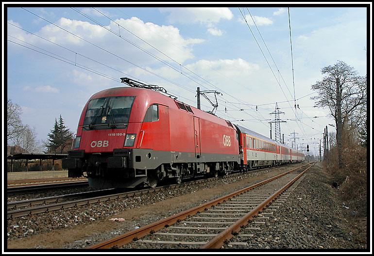 1116 199 verlt mit dem EC 100 „Joze Plecnik“ (Laibach-Prag) den Grazer Hauptbahnhof Richtung Prag.