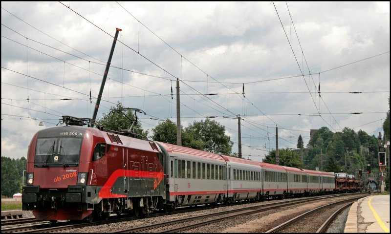 1116 200 bringt den OEC 662 von Wien West nach Feldirch und wird in Brixlegg erfolgreich ins Visier genommen. (08.07.2008)
