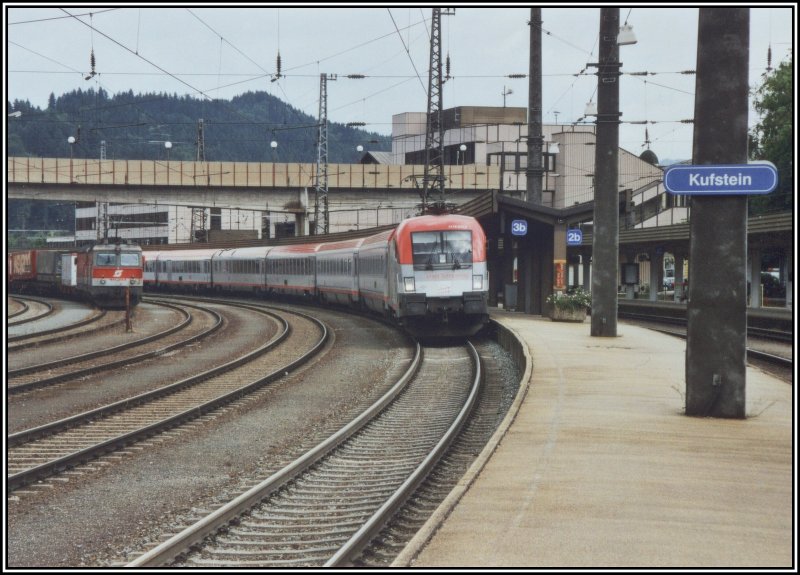 1116 200 bringt im Sommer 2005 den OEC 662  WorldVision - Kinderpatenschaft  von Wien Westbahnhof ber Salzburg und Innsbruck nach Feldkirch. Bedauerlicherweise fhrt die Lok jetzt rot durch Lande.