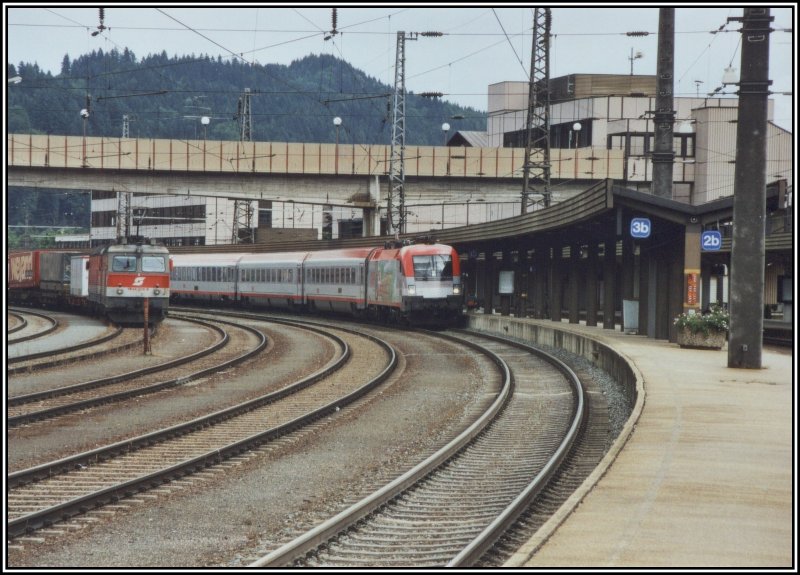1116 200 durchfhrt mit dem OEC 662  WorldVision - Kinderpatenschaft  von Wien Westbahnhof ber Salzburg und Innsbruck nach Feldkirch, den Bahnhof Kufstein. Am Nachmittag wird die Lok mit dem OEC 663  Parlament  nach Wien zurckkehren.