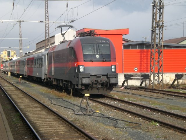 1116-200 railjet steht mit einer abgestellten CS-Garnitur in Innsbruck Hbf. 6.12.2008