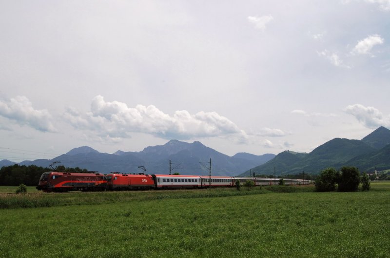 1116 200 (railjet - Vordesign) und 1116 213 mit OEC 162 vor Prien am Chiemsee (27.05.2007)