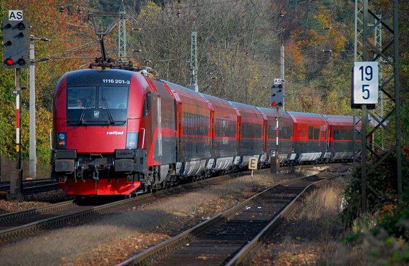 1116 201  Spirit of vienna , unterwegs Richtung Wien Westbahnhof, am 19.10.2008. Das Foto ist kurz nach Tullnerbah-Pressbaum entstanden.