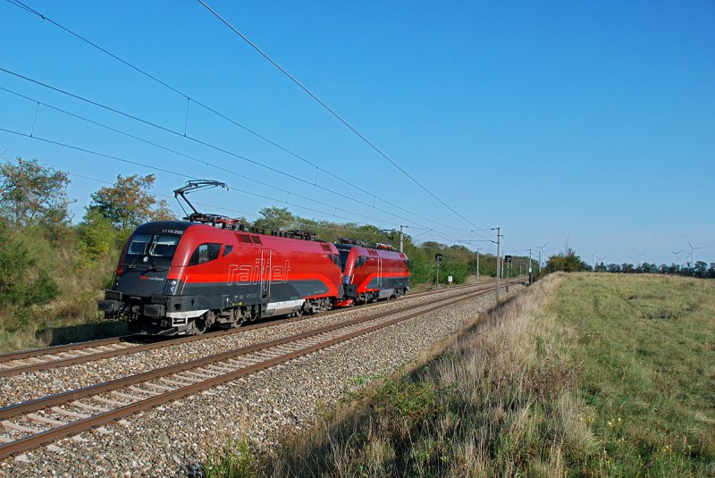 1116 202 und 116 201 kamen am 25.09.2009 nach Zulassungfahrten in Ungarn, als Lokzug zurck nach Wien. Die Aufnahme entstand in der Nhe von Parndorf.