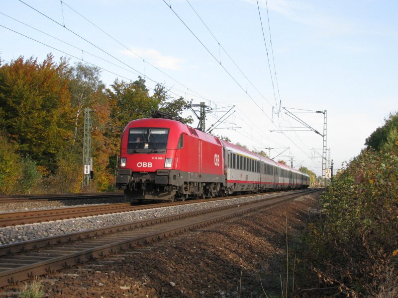 1116 202 mit EC 112 am 8.10.2008 in Haar (bei Mnchen). Hinter der Lok fehlten an diesem Tag die drei kroatischen Kurswagen, am Zugschluss wurden zwei deutsche IR Wagen berfhrt (siehe nchstes Bild).