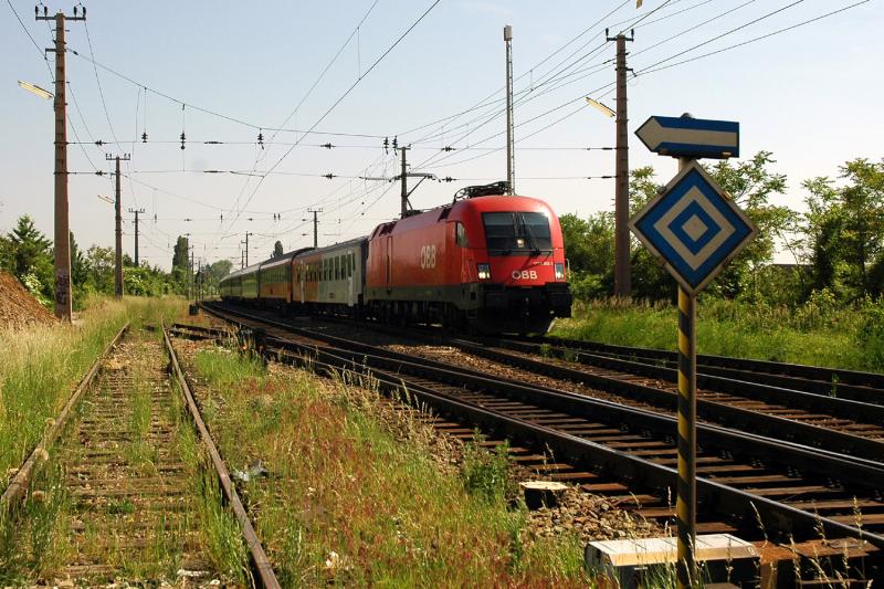 1116 202 mit EC 550 von Wien nach Graz bei der Durchfarhrt in Wien - Atzgersdorf am 28.5.2005