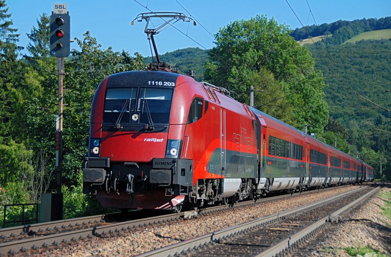 1116 203  Spirit of Linz  und 1116 215  Spirit of Salzburg  bringen den railjet 66 nach Mnchen Hbf. Die Aufnahme enstand am 27.07.2009 kurz vor Hofstatt.