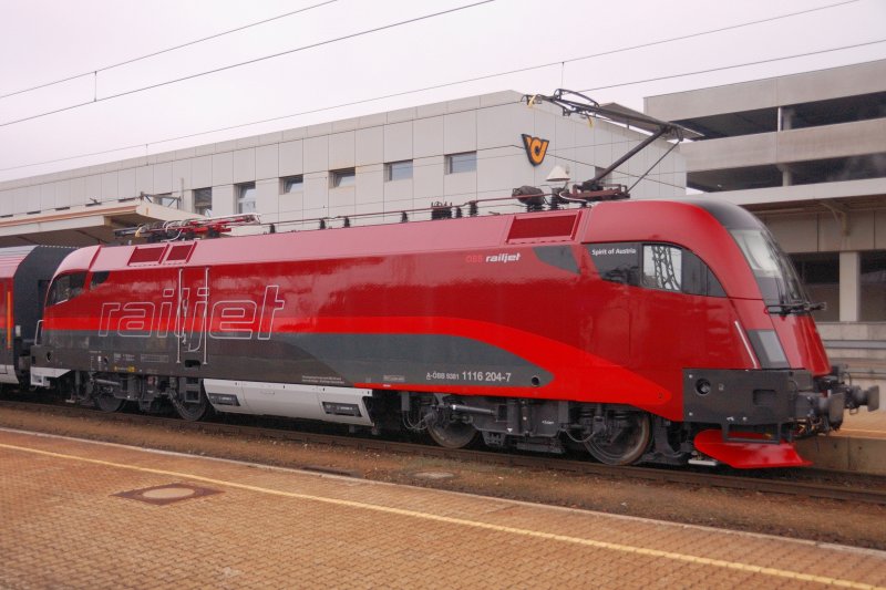 1116 204-7  Spirit of Austria  in ihrer ganzen Schnheit. Ob  Spirit  fr Geist steht....?  Spirit-Design aus Wien zeichnet auf jeden Fall fr das Allgemein-Design des Railjets verantwortlich. (Amstetten, 11.11.2008).