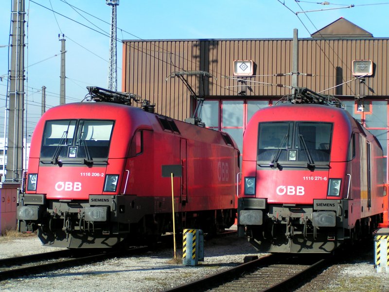 1116 206-2 und 1116 271-6(Top Performer am Zug) stehen vor der Lokhalle in Wolfurt; 090203