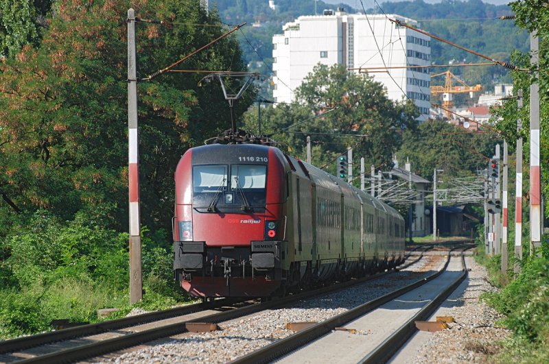 1116 210 schiebt den railjet 66 (Budapest Keleti pu -Mnchen Hbf.) nach Wien Westbahnhof. Die Aufnahme entstand am 23.08.2009 in Wien Speising.