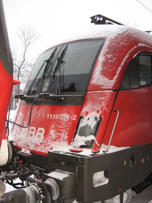 1116 211 als zweite Zuglok des OEC 669 am 27.01.2007 in Bregenz.