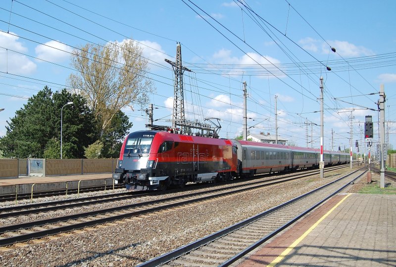 1116 211 ist am 18.04.2009 mit
dem IC 642  Hotel IBIS  in
Marchtrenk durchgefahren.