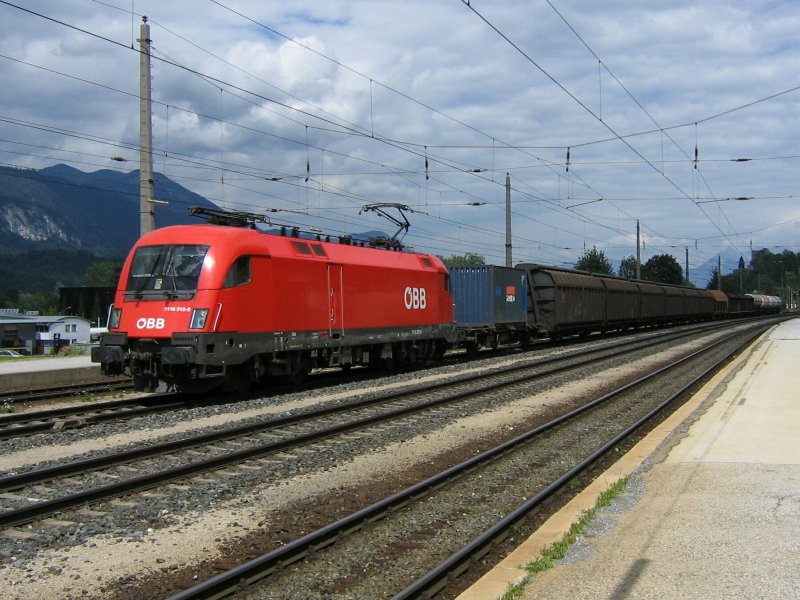 1116 212 durchfhrt mit einem Gterzug am 31.7.2007 den Bahnhof Brixlegg.