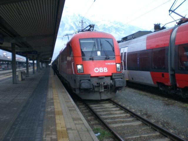 1116 213-8 steht mit dem EC 87  Tiepolo  von Mnchen nach Venzia S.L. in Innsbruck Hbf.
6.12.2008
