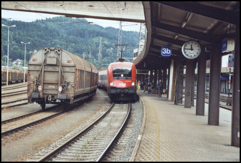 1116 213 rollt mit dem OEC160  Maria Theresia , von Wien Westbahnhof ber Salzburg und Innsbruck nach Zrich in den Bahnhof Kufstein ein.