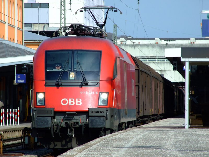 1116 214 am 26.04.08 bei der Durchfahrt durch Passau Hbf.