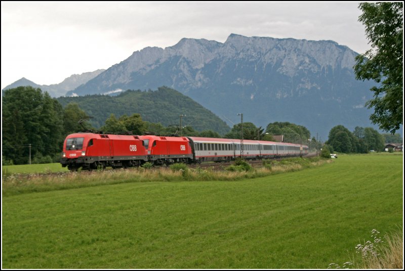 1116 215 und 028 bringen den OEC 563  G E T Z N E R   W E R K S T O F F E , von Bregenz nach Wien Westbahnhof. Hier bei Niederaudorf.