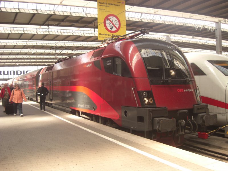 1116 215-3 beim Aufenthalt im Mnchner Hauptbahnhof am 31. Mai 2009.