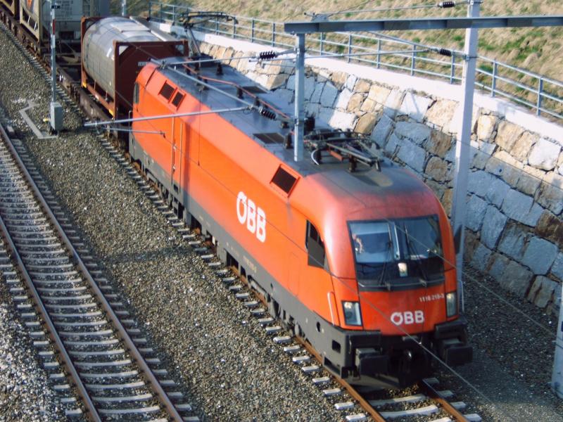 1116 215-3 fhrt mit einem gemischen Gterzug am 18.04.2006 in das Bahnhofsgelnde von Wartberg an der Krems ein.
