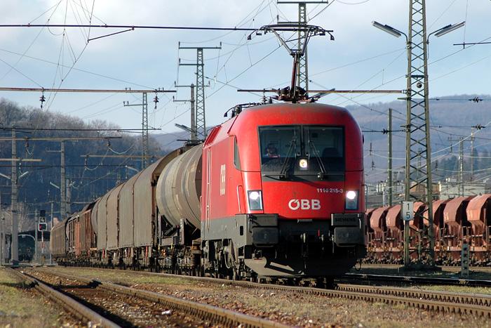 1116 215 am 8.12.2005 mit einem G�terzug bei der Durchfahrt in Wien H�tteldorf