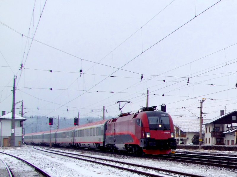 1116 215(railjet)rauscht bei Nebel mit OIC747 WienerVolkshochschulen  durch den Bhf. Redl-Zipf; 090103