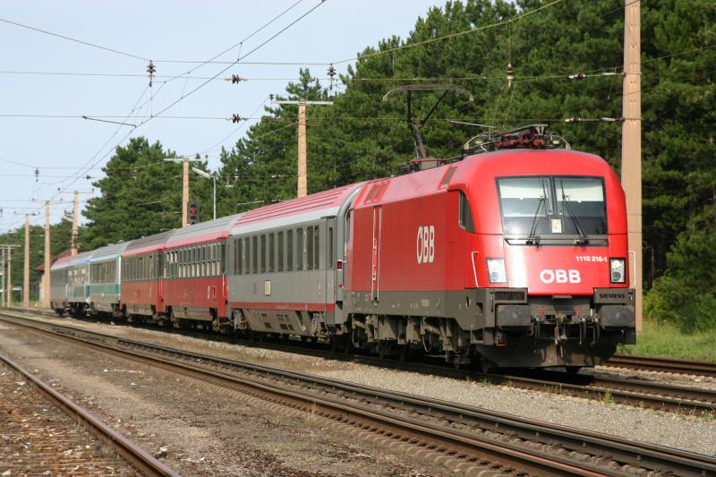 1116 216-1 mit dem IC 159  Croatia  von Wien Sd-Zagreb bei der Durchfahrt in St.Egyden. (31.7.2005)