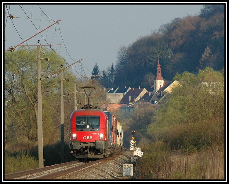 1116 217 zieht am 7.4.2006 einer RoLa Richtung Norden. Die Aufnahme entstand kurz nach Wildon.